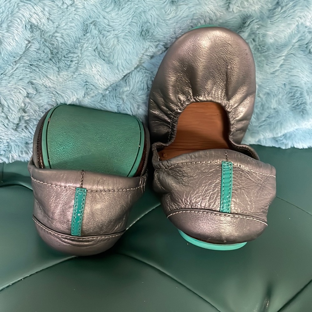 Tieks metallic silver gray flats size 9 in great condition! Metallic pewter.